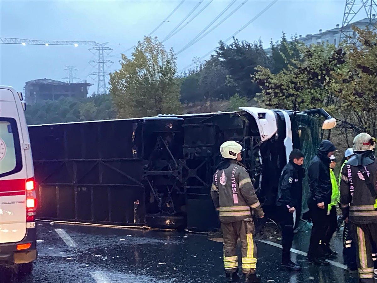 Esenler’de yolcu otobüsünün devrilmesi sonucu 2 kişi öldü, 15 kişi yaralandı