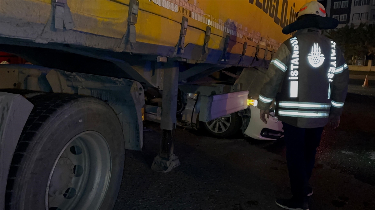 Esenyurt'ta tırın altına giren otomobilin sürücüsü yaralandı