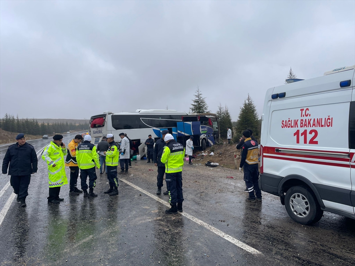 Eskişehir'de devrilen yolcu otobüsündeki 1 kişi öldü, 30 kişi yaralandı