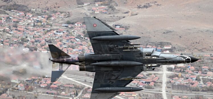 Eskişehir'de “F-4E Phantom” uçaklarından yer hedeflerine taarruz eğitimi uçuşu