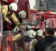 Fatih'te yangın çıkan binada mahsur kalan 5 kişi kurtarıldı