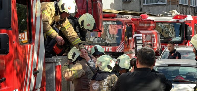 Fatih'te yangın çıkan binada mahsur kalan 5 kişi kurtarıldı