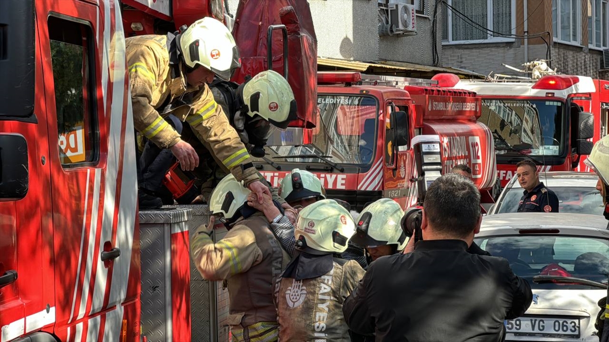 Fatih'te yangın çıkan binada mahsur kalan 5 kişi kurtarıldı