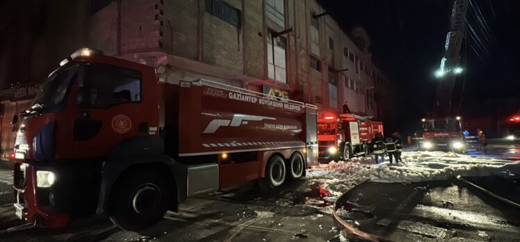 Gaziantep'te ayakkabı ve terlik imalathanesinde çıkan yangın söndürüldü