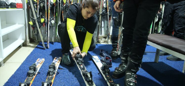 Gençlik Kampı'ndaki öğrenciler güzelliklerini keşfettikleri Hakkari'de kayakla da tanışıyor