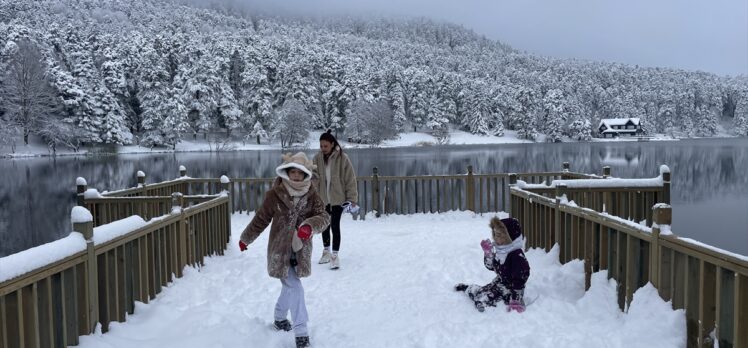 Bolu'nun doğal güzelliği Gölcük Tabiat Parkı beyaz örtüyle kaplandı