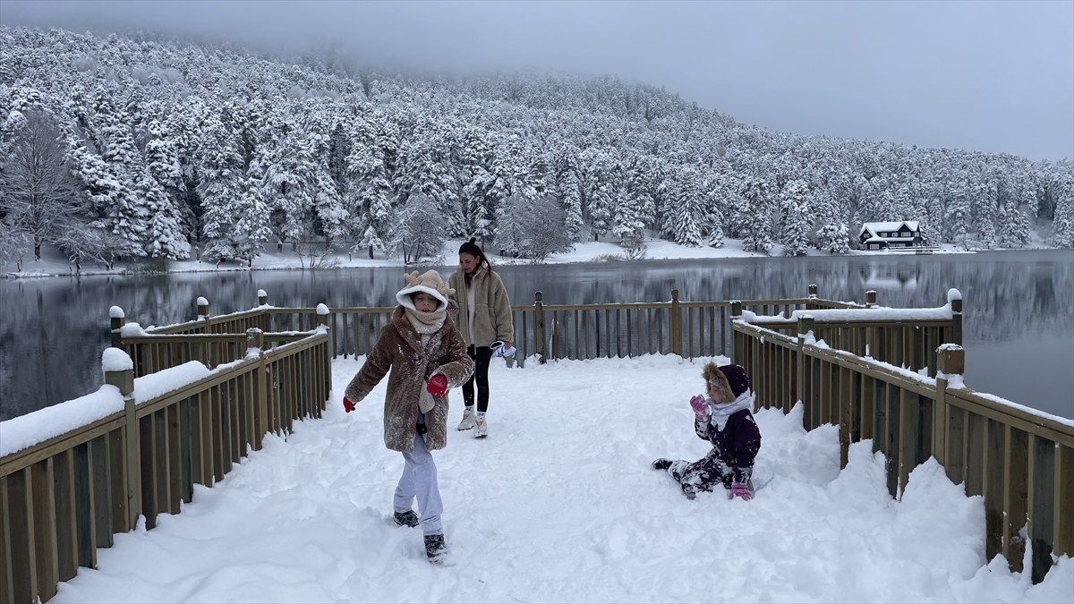 Bolu'nun doğal güzelliği Gölcük Tabiat Parkı beyaz örtüyle kaplandı