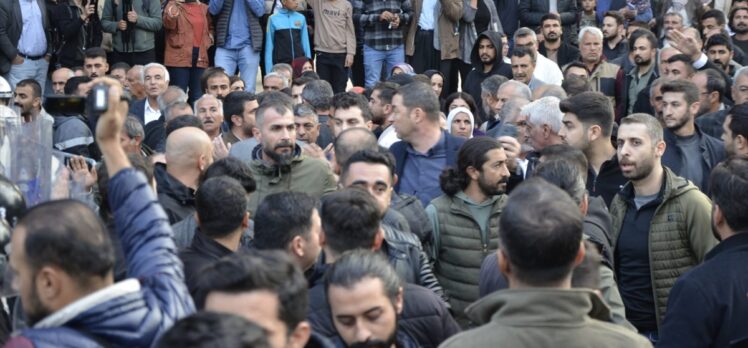 Görevlendirme yapılan Halfeti Belediyesi önündeki taşlı saldırıda 2 polis yaralandı