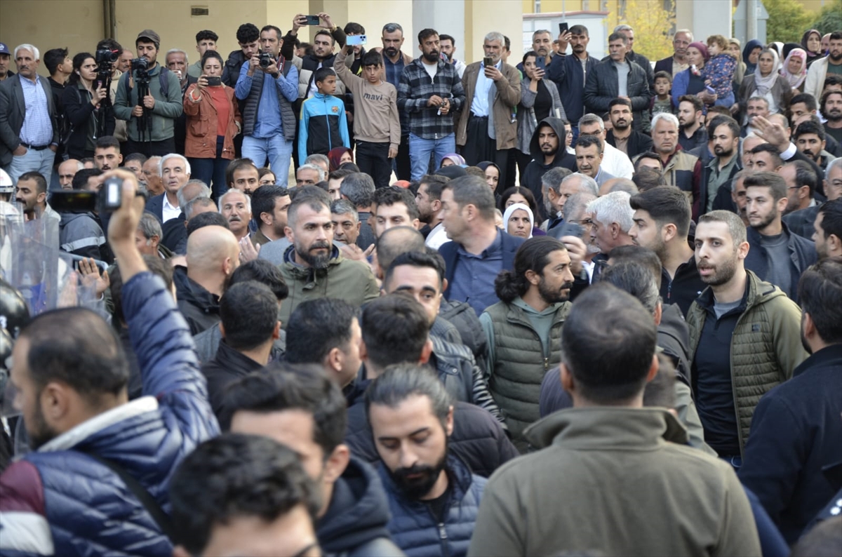 Görevlendirme yapılan Halfeti Belediyesi önündeki taşlı saldırıda 2 polis yaralandı