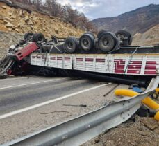 Gümüşhane'de istinat duvarına çarpan tırın sürücüsü yaralandı