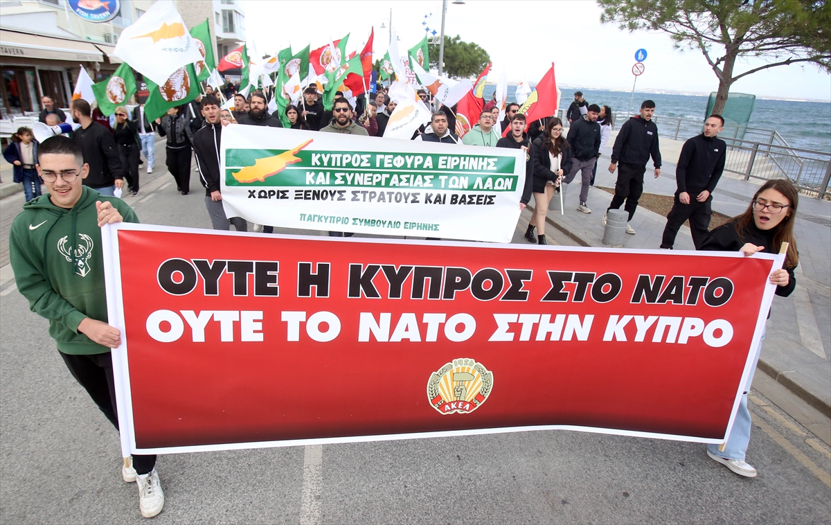 Güney Kıbrıs'ta ABD'nin askeri varlığı protesto edildi