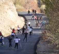 Hakkari'de sıcak asfalt dökülen köy yolu, sporcuların antrenman alanı oldu