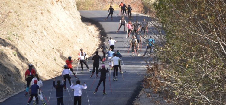 Hakkari'de sıcak asfalt dökülen köy yolu, sporcuların antrenman alanı oldu