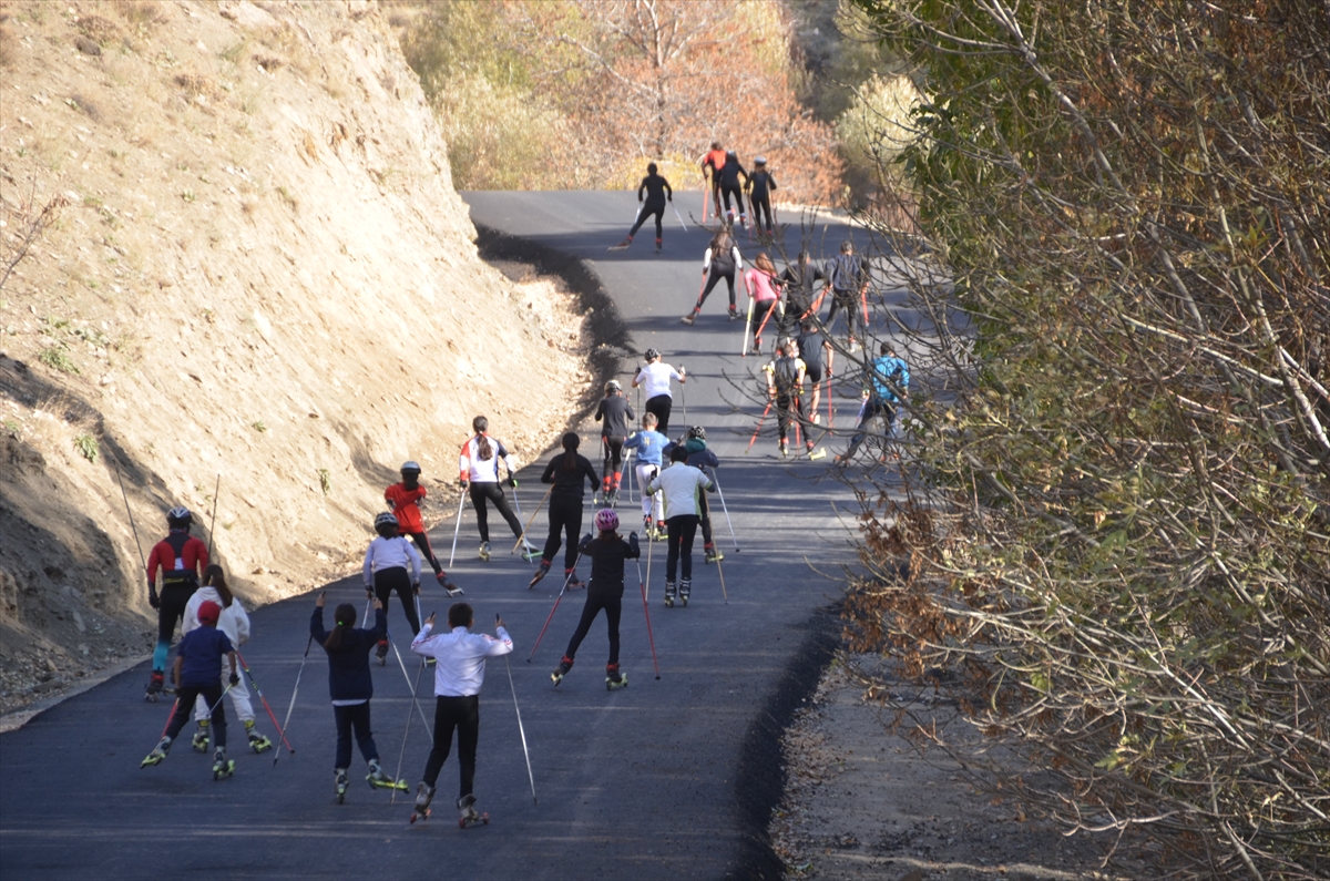 Hakkari'de sıcak asfalt dökülen köy yolu, sporcuların antrenman alanı oldu