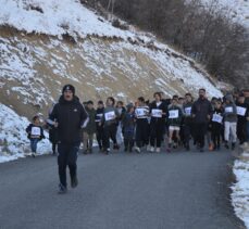 Hakkari'de sporcular, antrenmanlarını sıcak asfalt dökülen köy yolunda yaptı