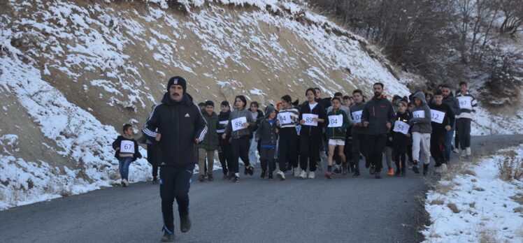 Hakkari'de sporcular, antrenmanlarını sıcak asfalt dökülen köy yolunda yaptı