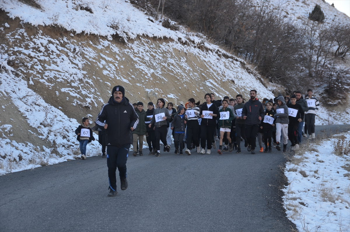 Hakkari'de sporcular, antrenmanlarını sıcak asfalt dökülen köy yolunda yaptı