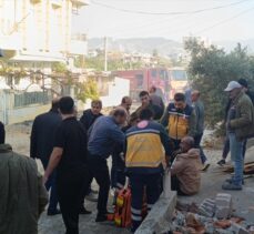 Hatay'da 3 katlı binada çıkan yangında mahsur kalan 3 kişi kurtarıldı