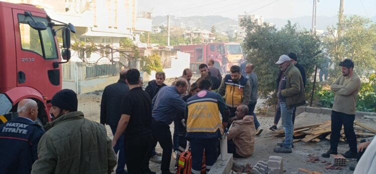 Hatay'da 3 katlı binada çıkan yangında mahsur kalan 3 kişi kurtarıldı