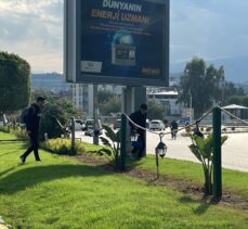 Hatay'da çimlere basan vatandaşlara anonslu uyarı