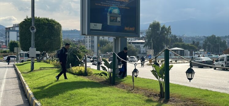 Hatay'da çimlere basan vatandaşlara anonslu uyarı