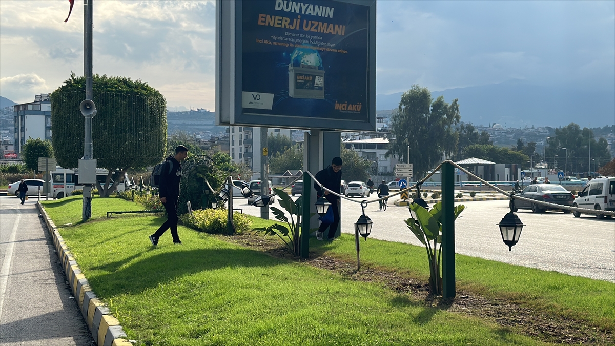 Hatay'da çimlere basan vatandaşlara anonslu uyarı