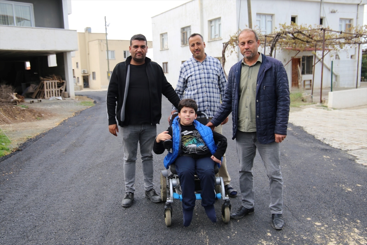 Hatay'da engelli öğrencinin rahat ulaşması için okul yolu asfaltlandı