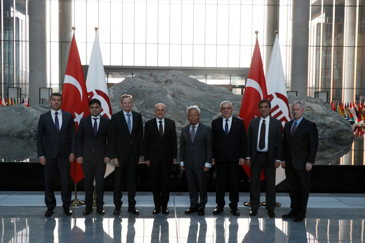 Hazine ve Maliye Bakanı Şimşek, Asya Altyapı Yatırım Bankası'nı ziyaret etti