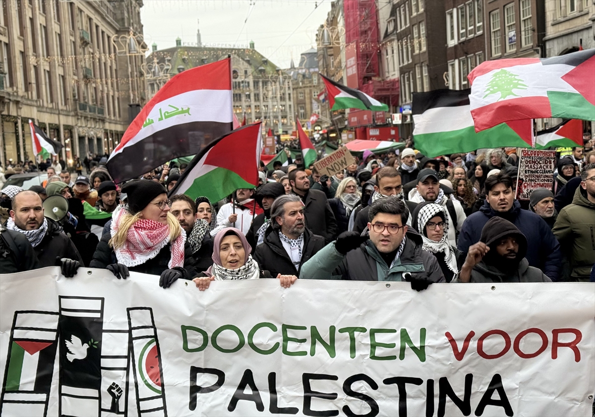 İsrail'in Gazze'deki saldırıları Amsterdam'da protesto edildi