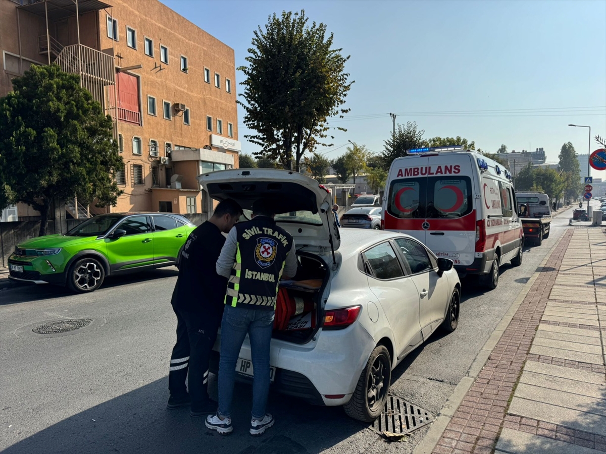 İstanbul'da otomobilin yol vermediği ambulansın belgesiz olduğu tespit edildi