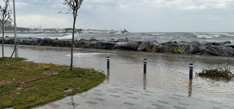 İstanbul'da şiddetli lodos nedeniyle sahilde su birikti