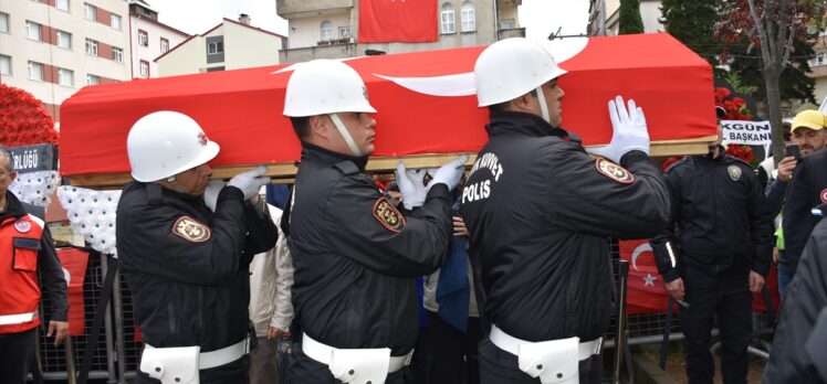 İstanbul'da trafik kazasına müdahale ederken şehit olan polis toprağa verildi