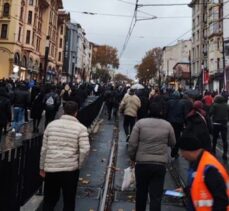 İstanbul'da tramvay arızalanınca yolcular raylarda yürümek zorunda kaldı