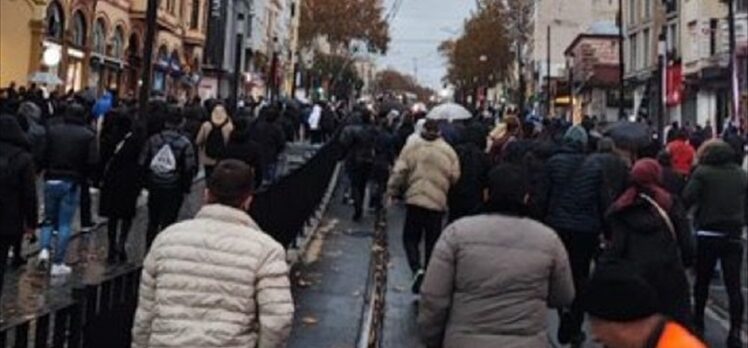 İstanbul'da tramvay arızalanınca yolcular raylarda yürümek zorunda kaldı