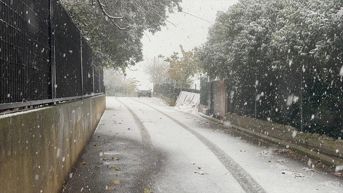 İstanbul'da yüksek kesimlerde kar yağışı başladı