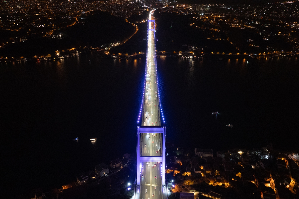 İstanbul'un simgeleri Dünya Prematüre Günü dolayısıyla mor renkle ışıklandırıldı