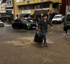 İzmir'de kuvvetli sağanak yaşamı olumsuz etkiliyor