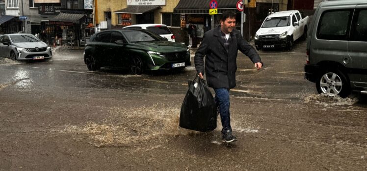 İzmir'de kuvvetli sağanak yaşamı olumsuz etkiliyor