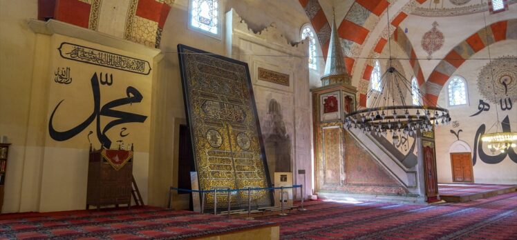 Kabe'nin kapı örtüsü Edirne Eski Cami'de sergileniyor