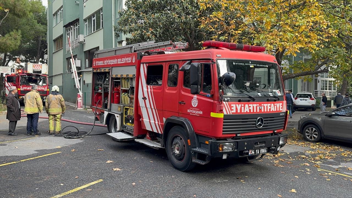 Kadıköy'de restoranın bacasında çıkan yangın söndürüldü