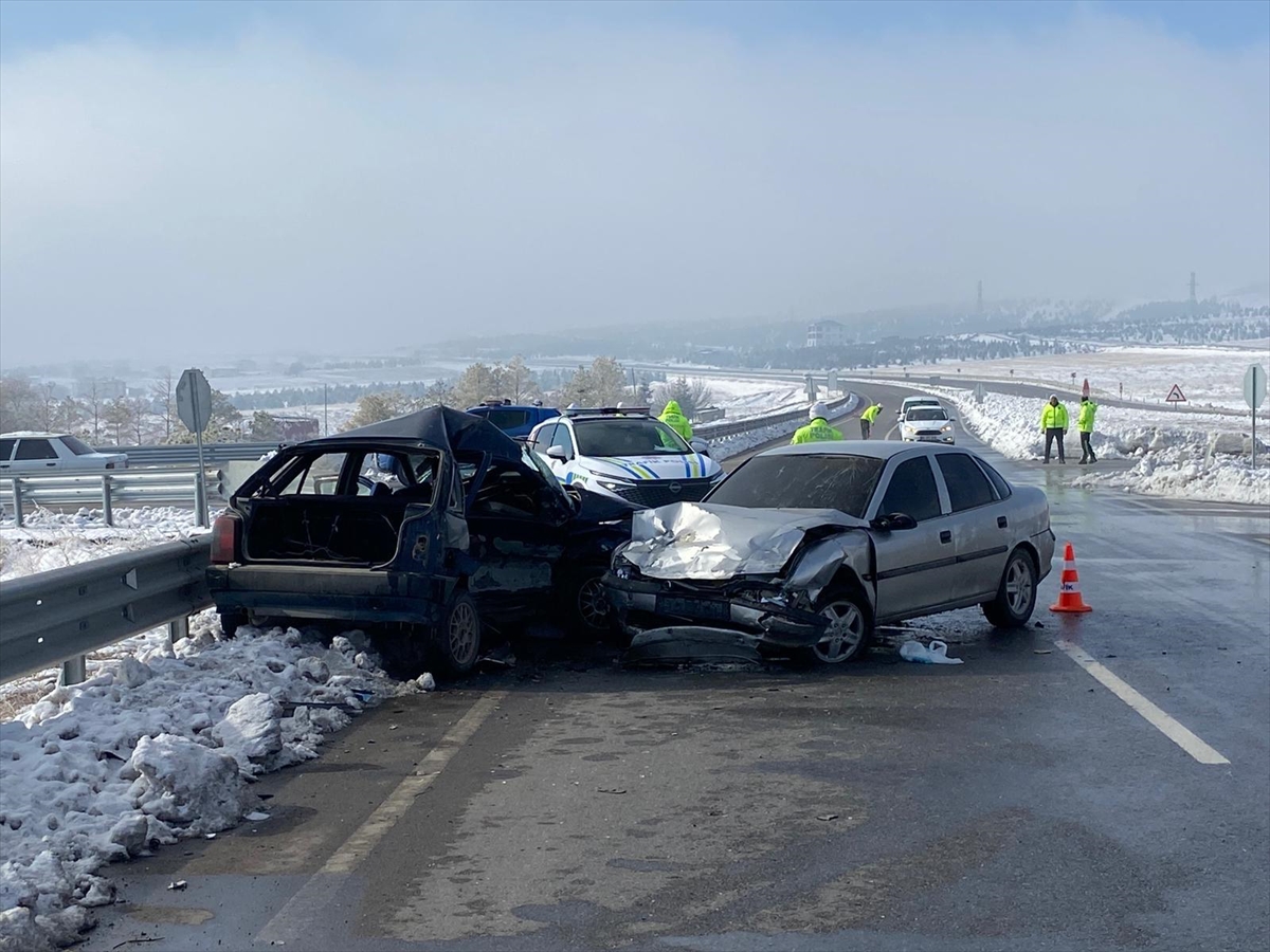 Kahramanmaraş'ta iki otomobilin çarpıştığı kazada 1 kişi öldü, 4 kişi yaralandı