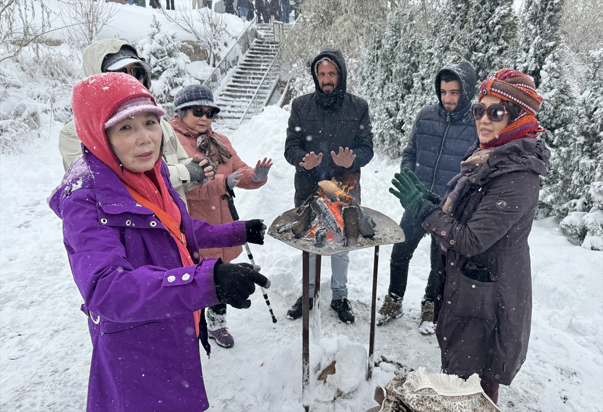 Kapadokya'da turistler karın keyfini yaşadı