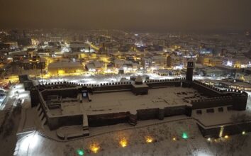 Kar yağışıyla beyaza bürünen Erzurum’un tarihi mekanları dronla görüntülendi