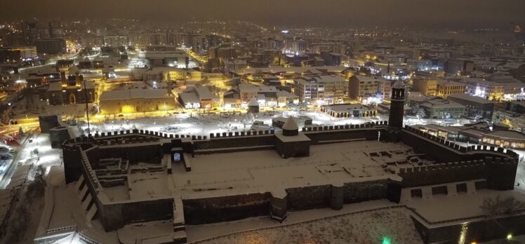 Kar yağışıyla beyaza bürünen Erzurum’un tarihi mekanları dronla görüntülendi