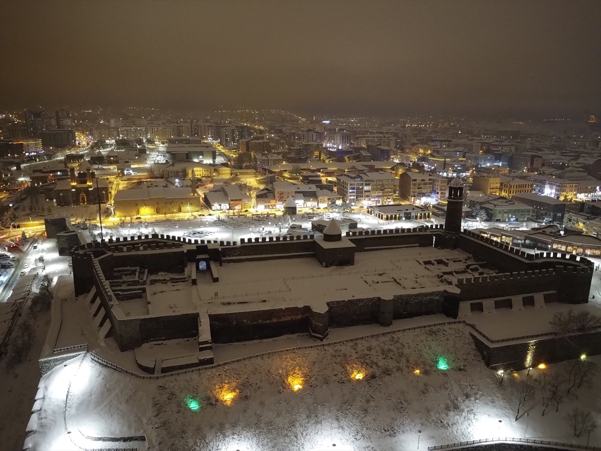 Kar yağışıyla beyaza bürünen Erzurum’un tarihi mekanları dronla görüntülendi