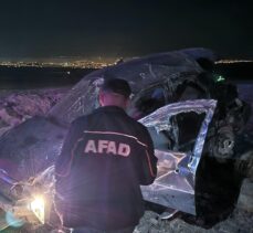 Kars'ta şarampole devrilen otomobildeki 1 kişi öldü, 2 kişi yaralandı