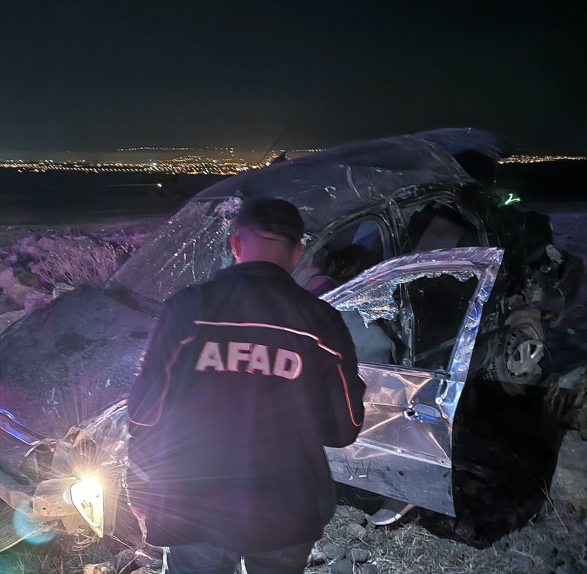 Kars'ta şarampole devrilen otomobildeki 1 kişi öldü, 2 kişi yaralandı