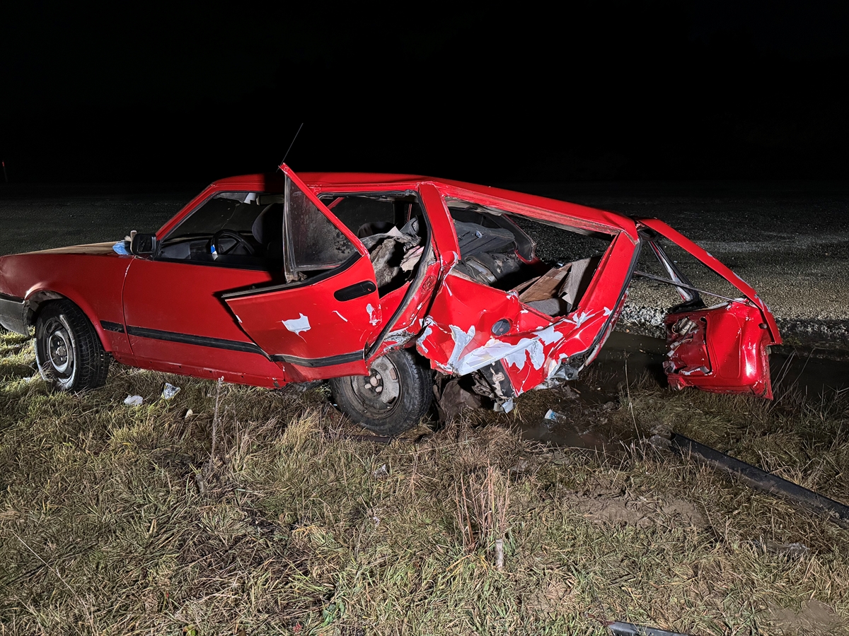 Kastamonu'da hafif ticari araç ile otomobilin çarpıştığı kazada 1 kişi öldü, 2 kişi yaralandı