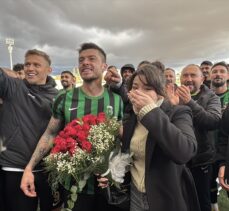 Kilis'te futbolcu, maç sonunda kız arkadaşına evlenme teklifinde bulundu