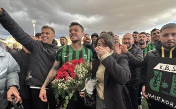 Kilis'te futbolcu, maç sonunda kız arkadaşına evlenme teklifinde bulundu